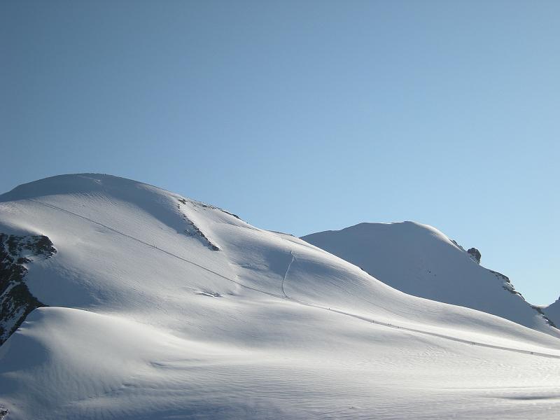 20080829_monterosa 014.jpg - Aufstiegsspuren auf das Breithorn - die "Autobahnen" verleiten leicht dazu, das Spaltenrisiko nicht ernst genug zu nehmen
